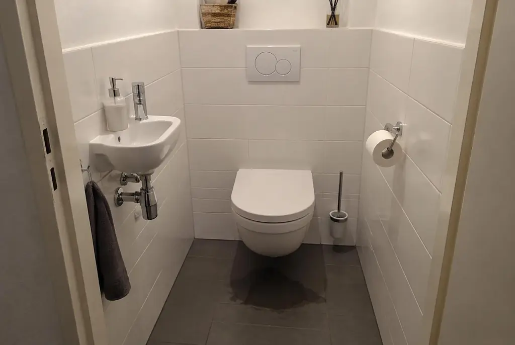 Lekdetectie Heerenveen – natte vloer bij een toilet