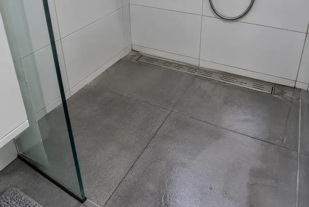Lekdetectie Heerenveen – lekkende inloopdouche met natte voegen