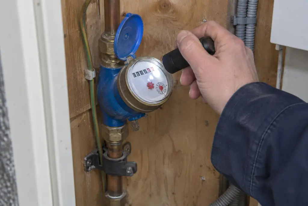 Lekdetectie Heerenveen – watermeter in de meterkast controleren met een zaklamp